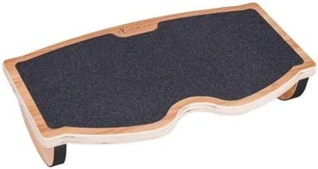 StrongTek reposapiés mecedor de madera visto de perfil, mostrando la base curva que permite el balanceo activo