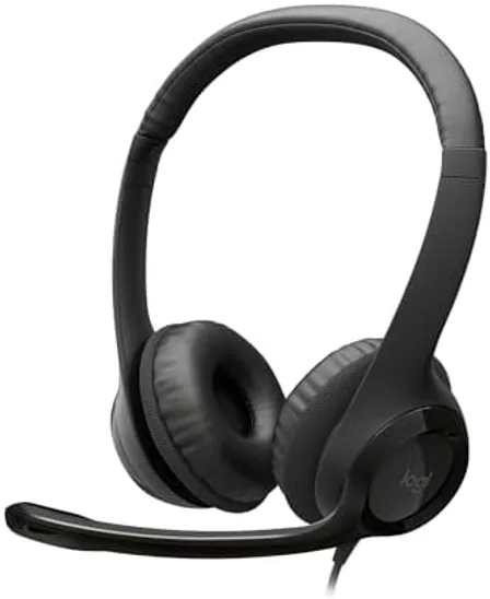 Vista frontal del Logitech H390 mostrando la diadema ajustable, las almohadillas de polipiel y el brazo del micrófono articulado en posición de uso