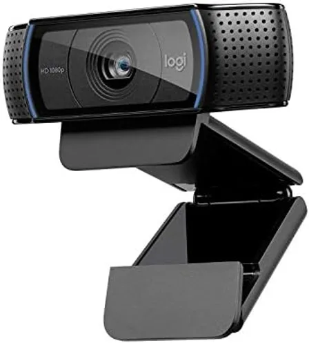 Logitech C920 HD Pro montada en el canto superior de un monitor, mostrando el clip ajustable y el cuerpo negro de la cámara