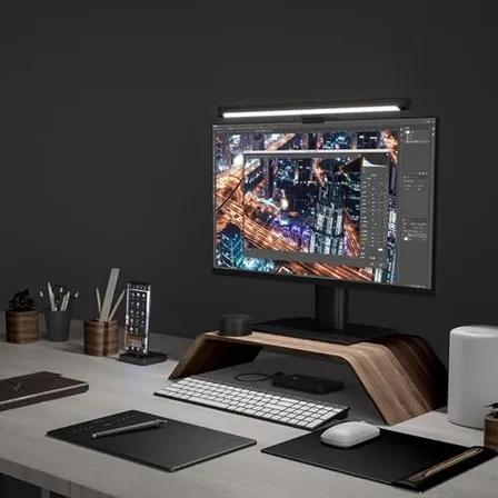Dial inalámbrico de la Xiaomi Mi Monitor Light Bar 1S sobre un escritorio compacto, junto al teclado