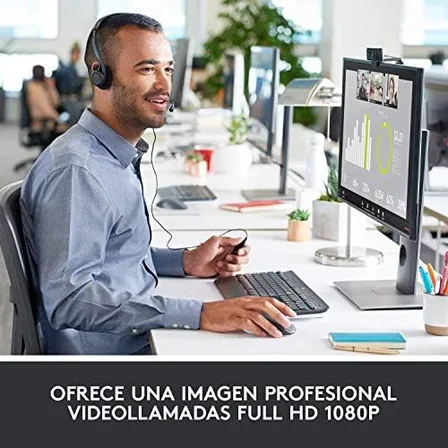 Detalle del clip de la Logitech C920 ajustándose al bisel de un monitor de escritorio, mostrando el mecanismo de sujeción articulado