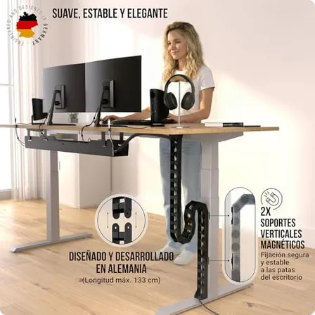 Detalle de los eslabones articulados del organizador de cables Ultimate Setup abiertos para insertar cables