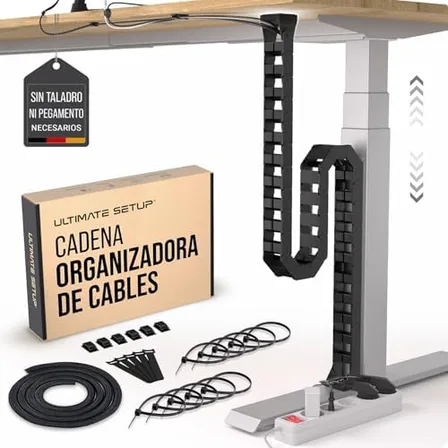 Cadena portacables Ultimate Setup montada sobre la pata de un escritorio elevable con cables ordenados dentro