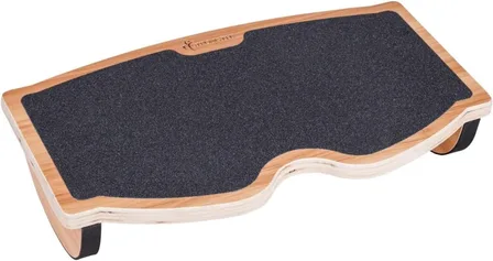 Reposapiés de madera con superficie basculante bajo un escritorio de teletrabajo
